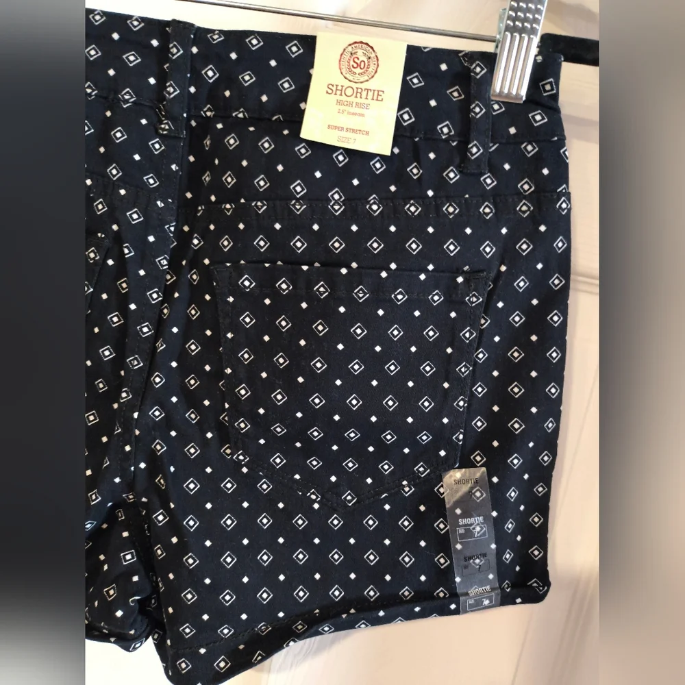 Kohls SO Sz 7 Shortie High Rise Stylish Black Patterned Women's Shorts - Picture 8 of 9
